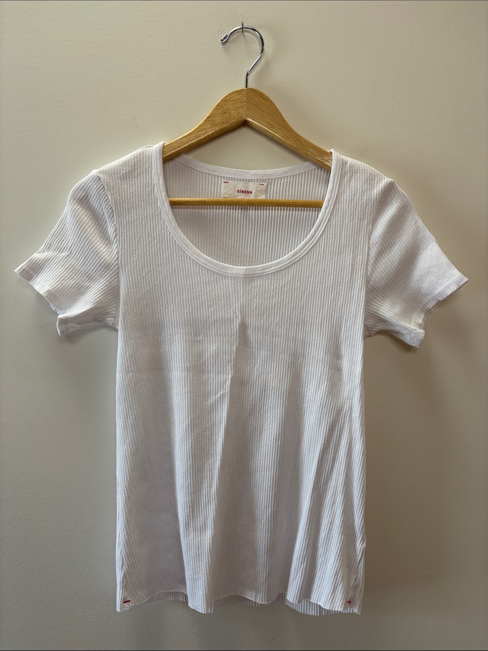 XiRENA White Ribbed Scoop Neck Short Sleeve Tee